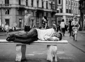 Jaz između siromaštva i obilja